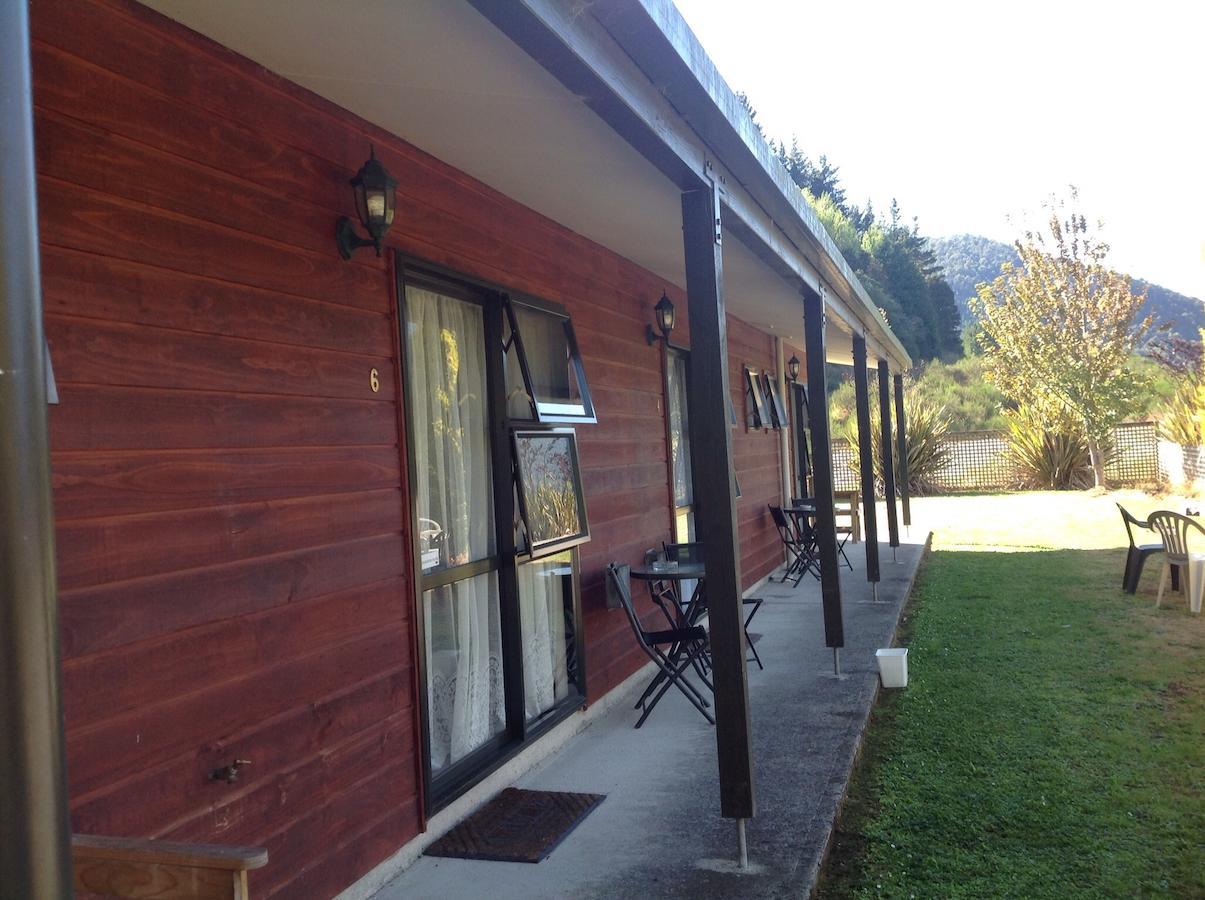 Owen River Tavern & Motels Экстерьер фото