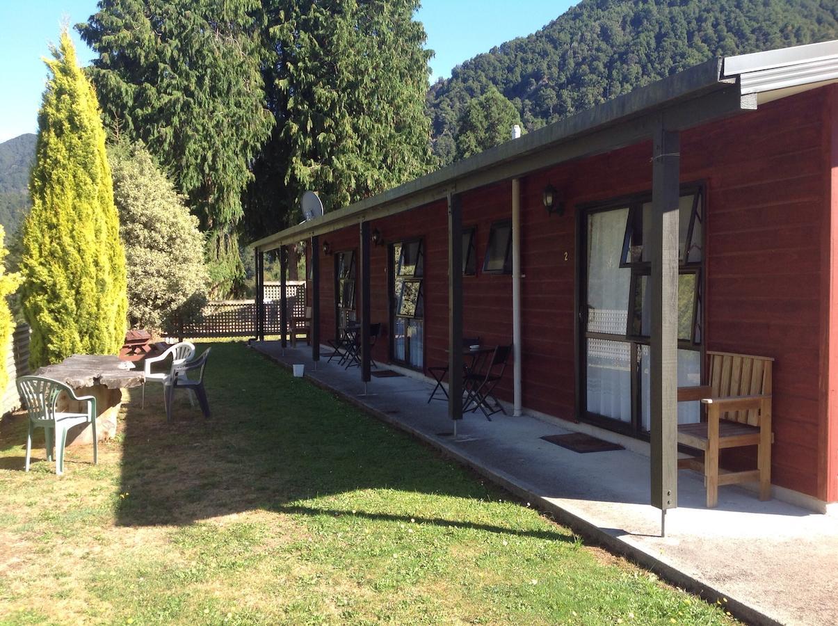 Owen River Tavern & Motels Экстерьер фото