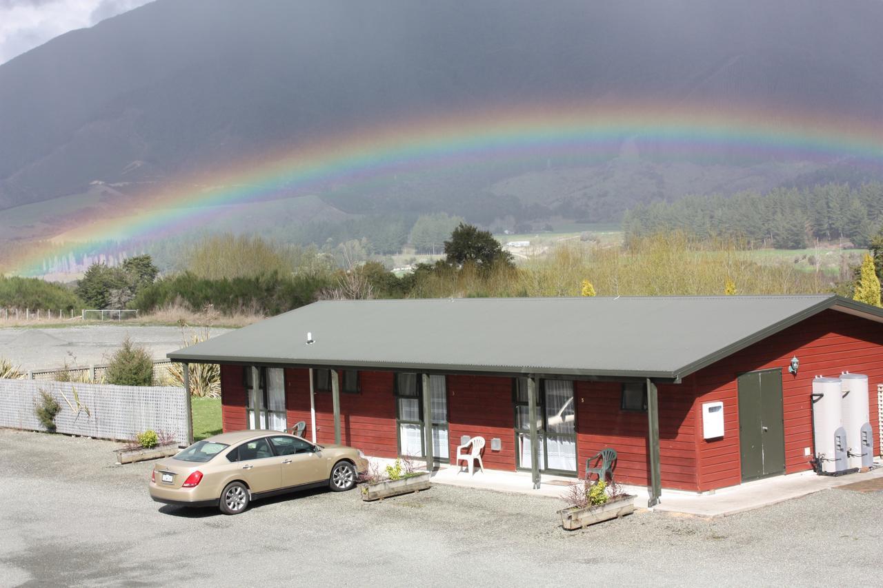 Owen River Tavern & Motels Экстерьер фото