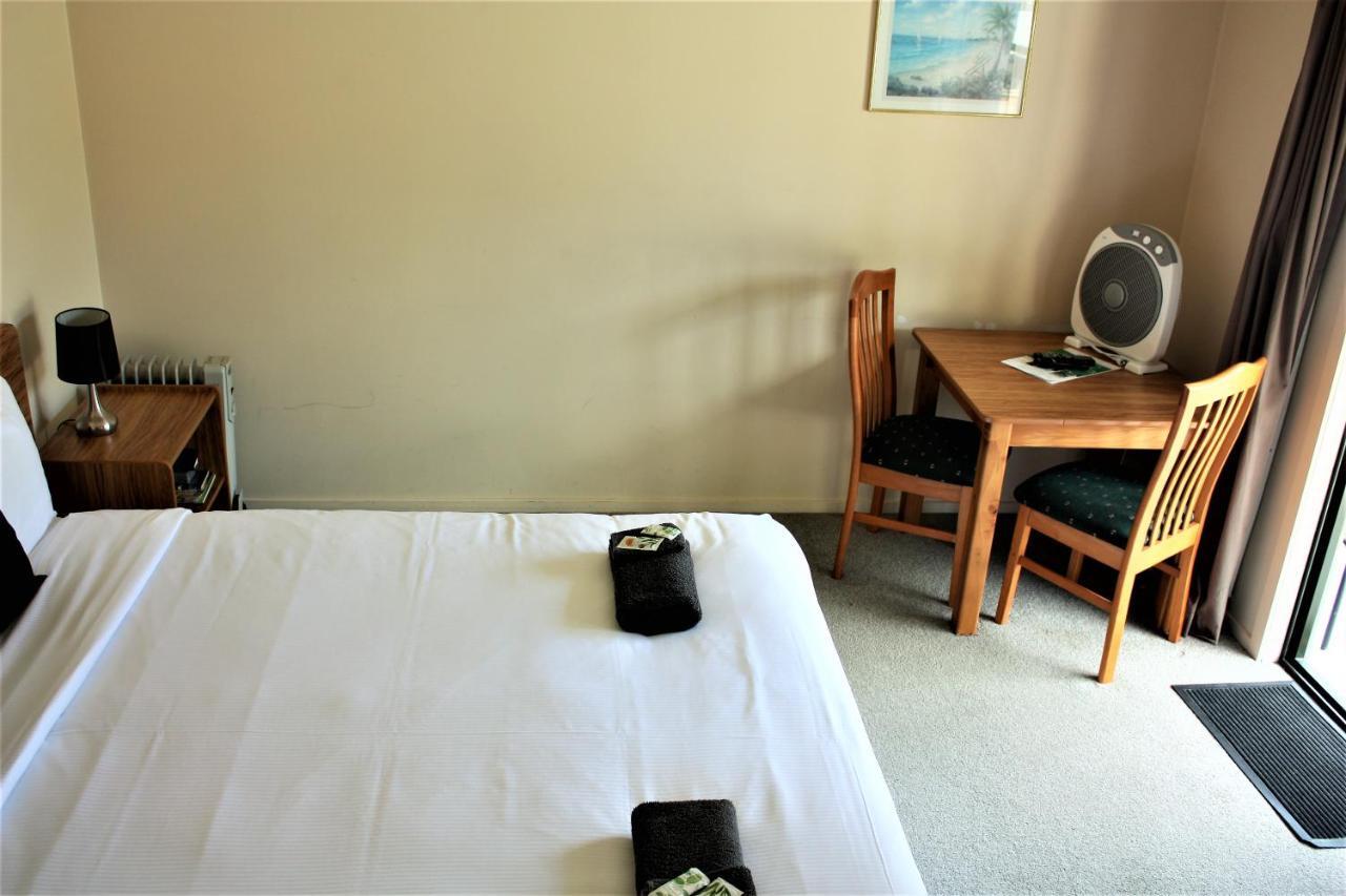 Owen River Tavern & Motels Экстерьер фото
