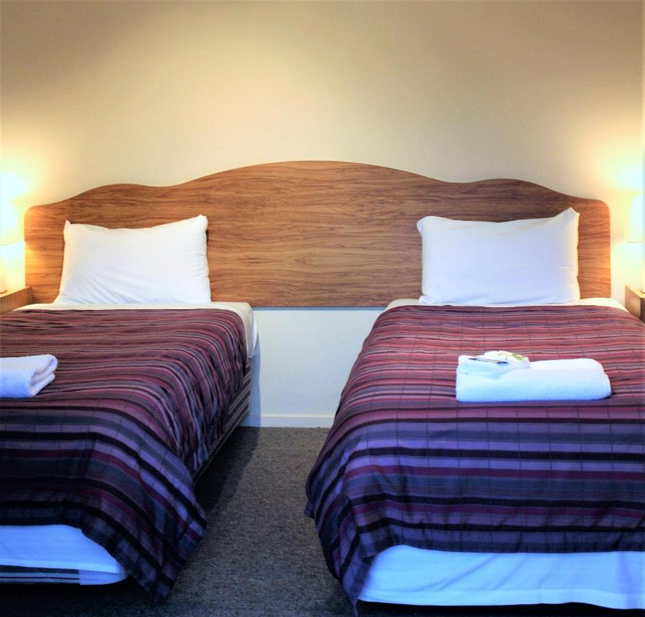 Owen River Tavern & Motels Экстерьер фото